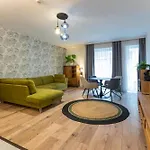 Superior Apartment, Next To Corvin Shopping Mall, 2bedrooms, Ac, Near Metro דירה